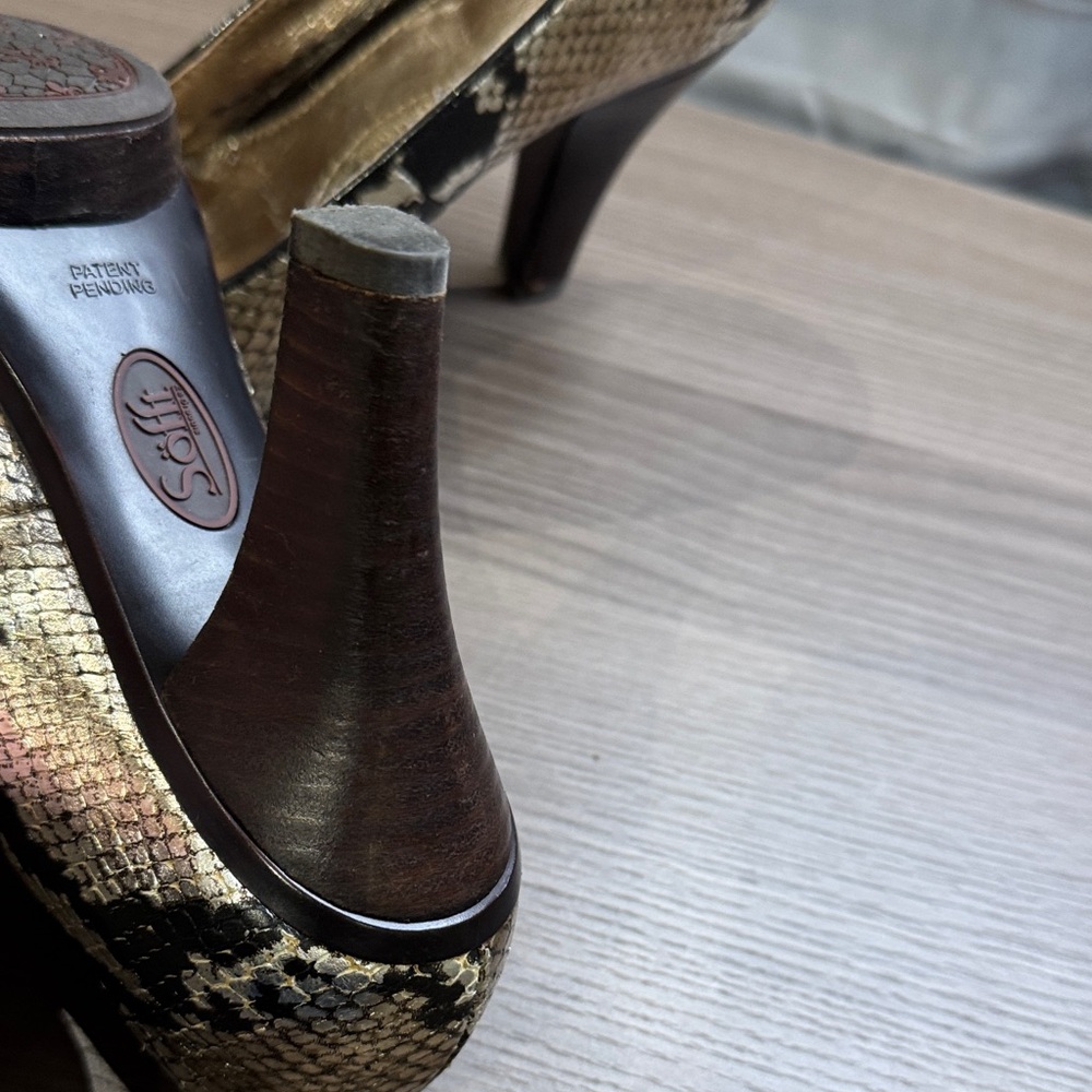 Sofft Women's Elegant Black and Gold Snake print Heels - Picture 7 of 12
